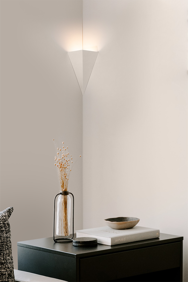 2396 Emphis corner lamp by 9010