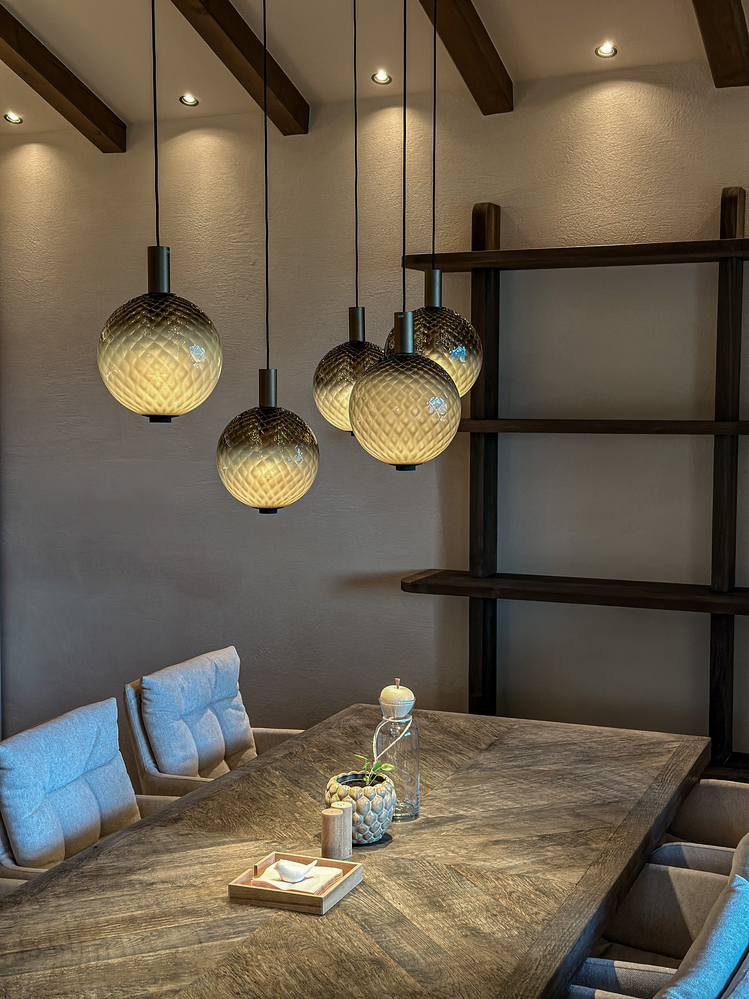 Group of pendant lamps with Olev Beam Stick Nuance on the dining table