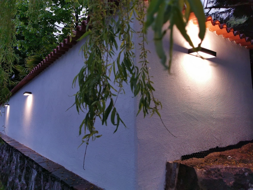 InOut Outdoor LED Außenwandlampe von Rotaliana