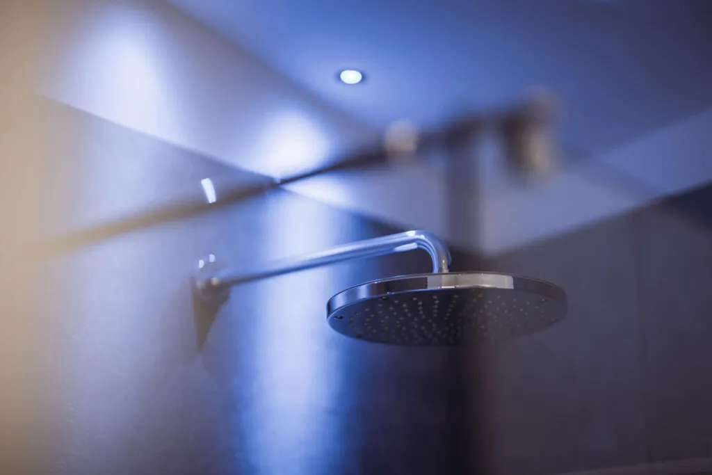 Badezimmerbeleuchtung mit blauen Spots im Duschbereich