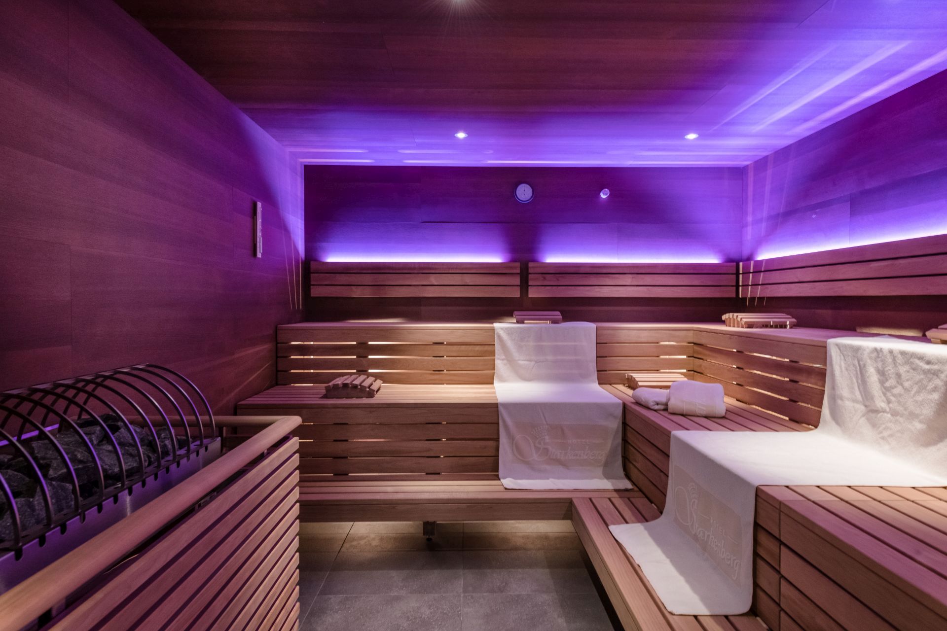 Wellnessbereich mit RGB-LED-Beleuchtung