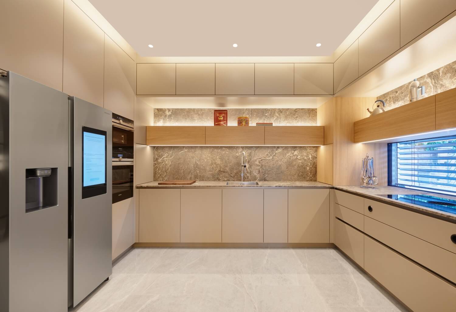 Küche beleuchtet mit indirekten Lichtquellen, LEDs für die Arbeitsflächen und Georg Bechter Dot Power mit Intro Einsatz als direktes Licht.