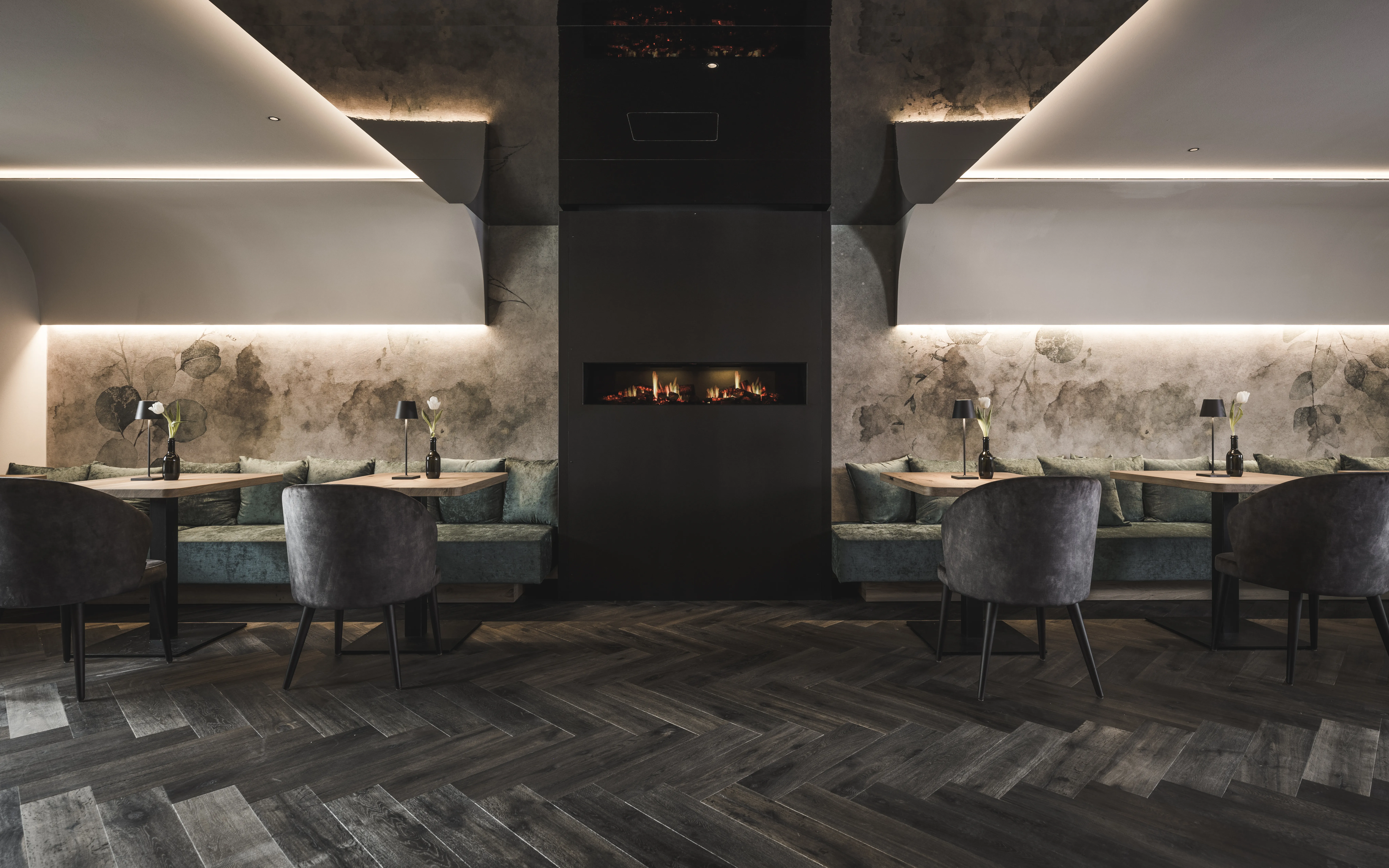Mini spots Egoluce Star 2 in the Hotel Somvi in Dorf Tirol, paired with indirect lighting