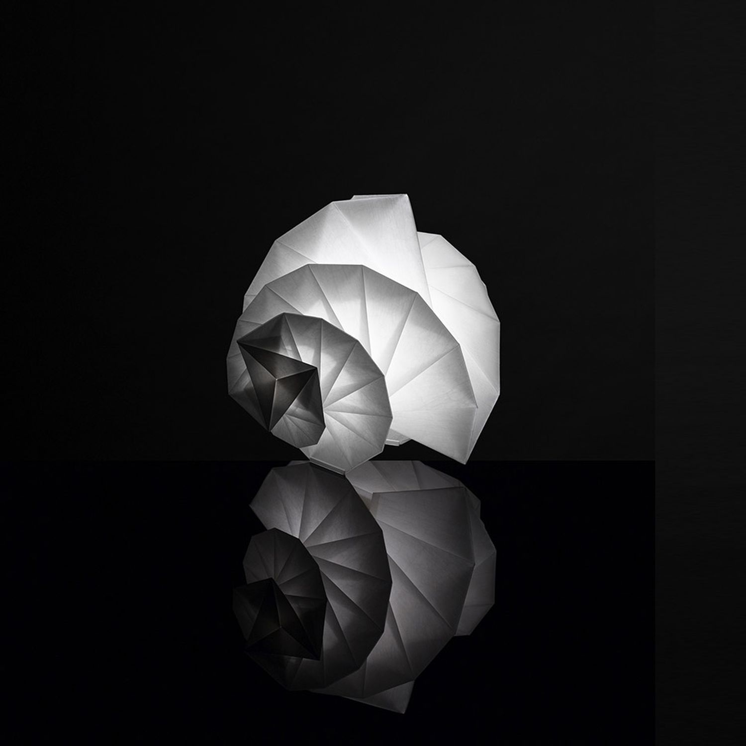 Mendori "IN-EI" Bodenlampe von Artemide